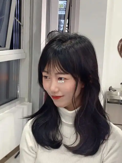 秋冬纯欲发型首选内扣烫发