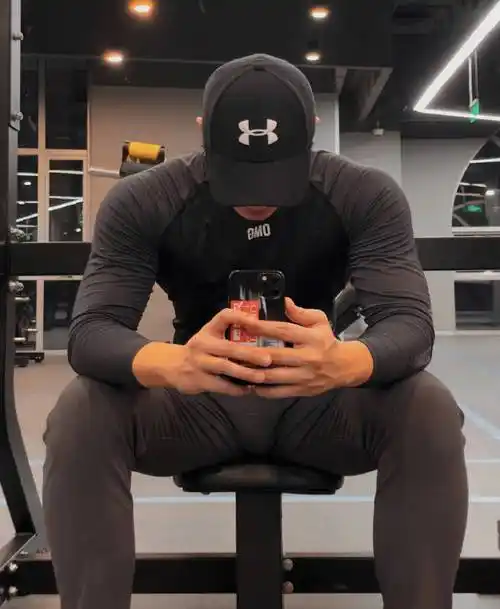 性感又可爱的肌肉小哥哥把健身房当秀场各种自拍荷尔蒙爆棚