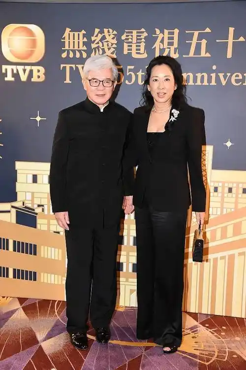 朱玲玲打扮贵气陪丈夫出席晚宴,与继女罕同场,未见两人交流合照