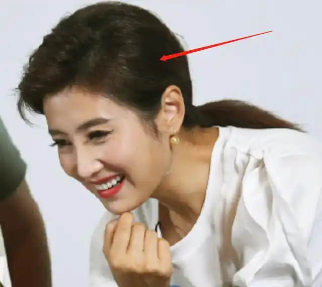 北京台一姐春妮曝濮存昕近况,男方术后戴墨镜现身,精神状态不佳