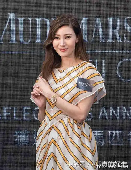 李嘉欣出席活动,一身的穿着打扮彰显雍荣华贵