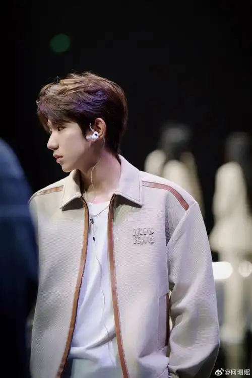 王源tmea白t彩排照