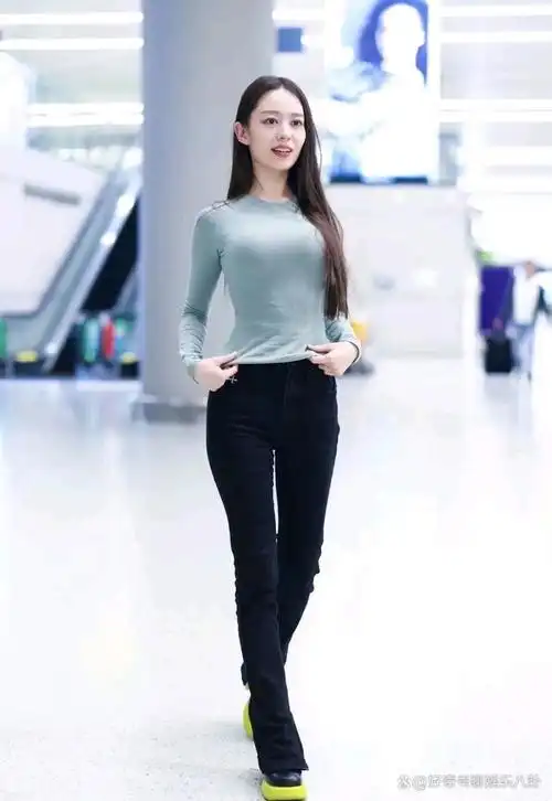 吉娜才是超模身材,穿土味打底衫秀"巴掌腰",丰满上围太吸睛!