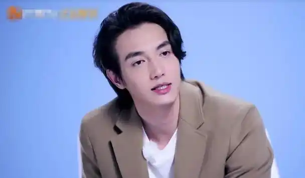 萧亚轩和黄皓的恋情又一次成为热议的话题,不仅因为年龄差异和女强男