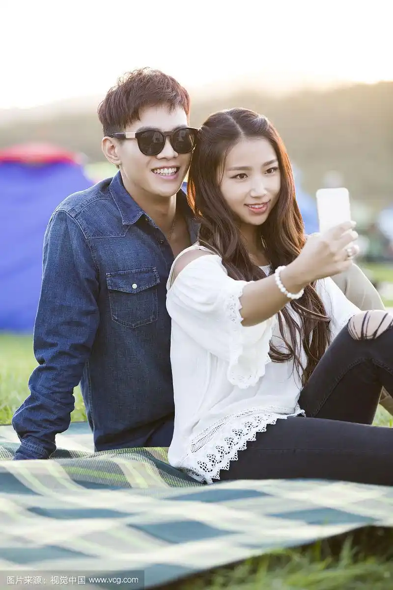 年轻情侣用手机自拍