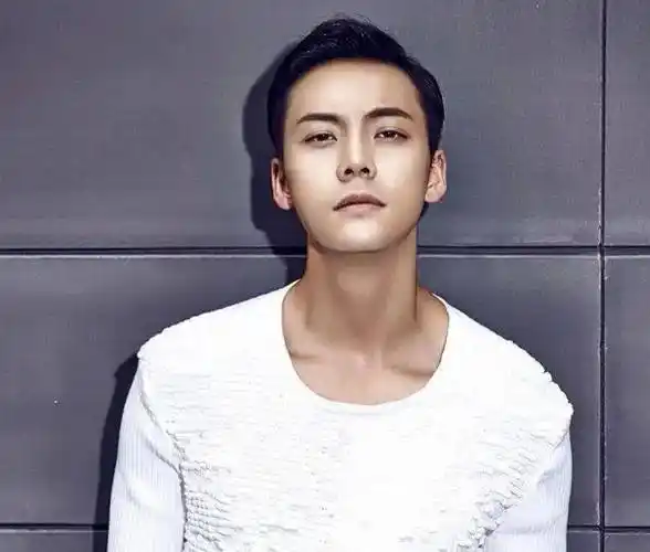 陈伟霆北京小区乱停车,被保安大爷叫住教育,像犯错学生乖乖听讲_网友