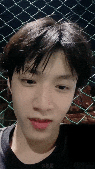 刘耀文湿发通话画面代入感有点绝 吻文男友力总是随时被拉满