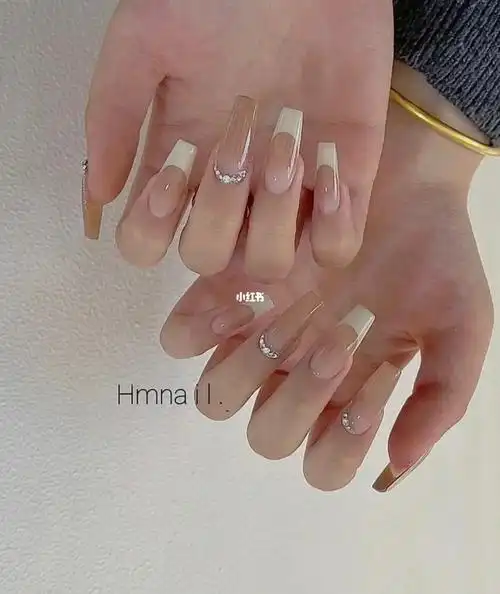 简约法式美甲干净耐看