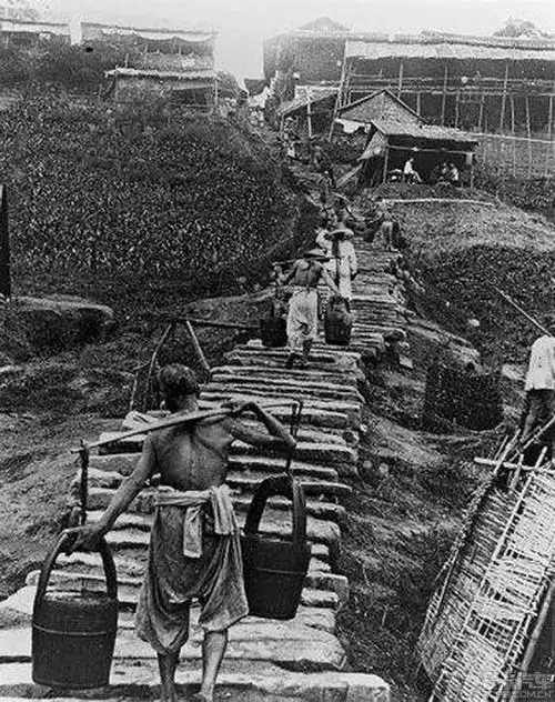 > 《100年前中国的老照片》