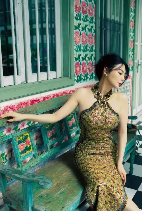 张雨绮获年度品质ip演员展现丰满好身材挂脖旗袍尽显风采