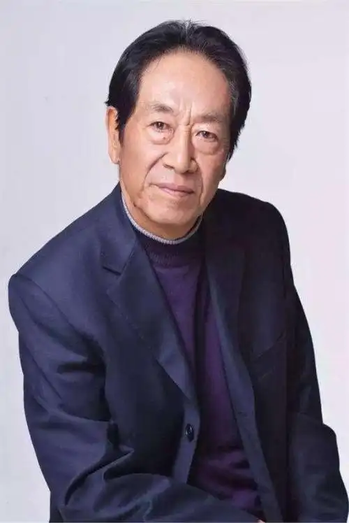 "老牛吃嫩草"的男星,妻子小二三十岁,该当爷爷的年纪却当了爹