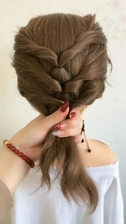 四十岁左右的女人这样扎头发,人人都夸好看