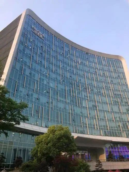 此外,珀莱雅大厦的建筑灯光以乘风破浪,扬帆起航为主题,以"水"为载体.