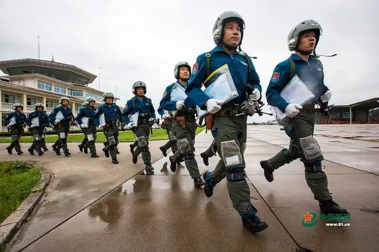 (图片来源:中国军网 杨盼摄影)   空军飞行员奔向"飞豹"战机.