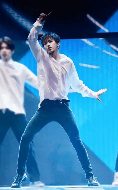 有一种腰叫做蔡徐坤的蚂蚁腰, 不仅是细, 还让你完全没有抵抗力