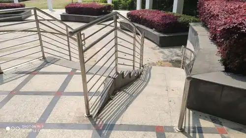 花岗岩台阶处,设置了不锈钢扶手护栏结合残坡处理,安全又人性化.