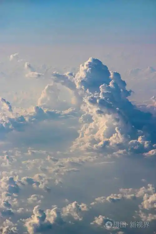 美丽的白云,阳光明媚. 阳光和天空的景观. 天堂全景