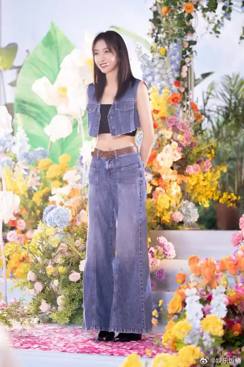 宋茜的身材不错,感觉她呆呆的,睡眠不够反应慢的样子,空有美貌,不多