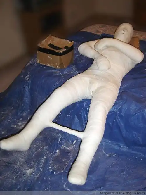 白色石膏包裹的美女