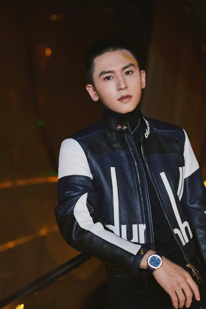 感谢mens uno,很开心拿到"年度潜力演员"这个奖