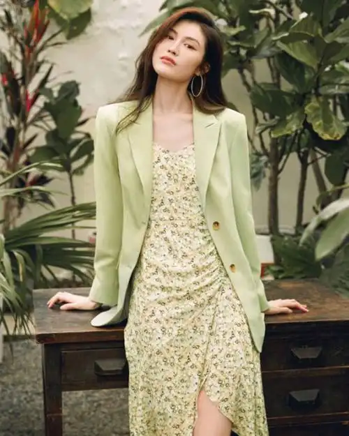 何穗绿色系穿搭太清新,高开叉裙摆秀大长腿,冷白皮凸显气质