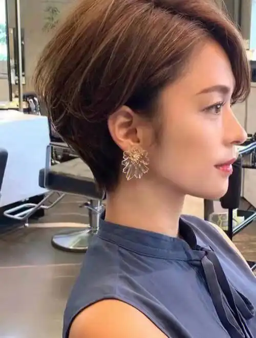 发布的一篇"40岁的发型设计"的笔记,希望再推荐一些漂亮的短发造型