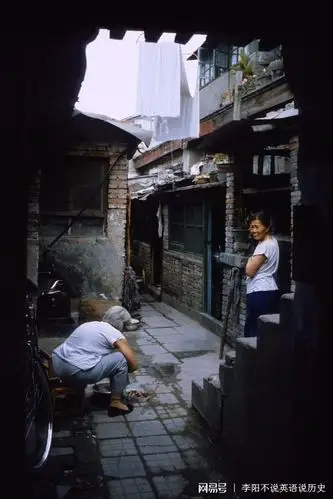 上世纪80年代大杂院门口乘凉的大妈和玩耍的孩子.