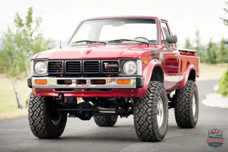 方方正正的车这样的车开在路上一定很爽行走的化石95#丰田海拉克斯