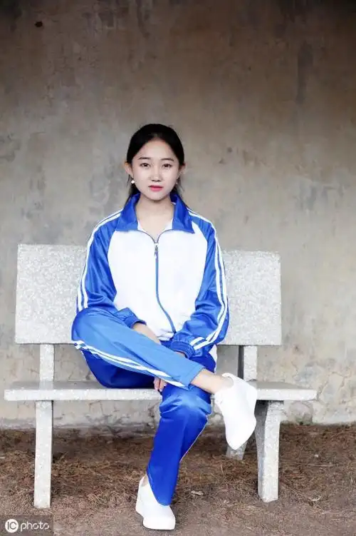 清纯校服女生校园的清纯穿校服的女孩