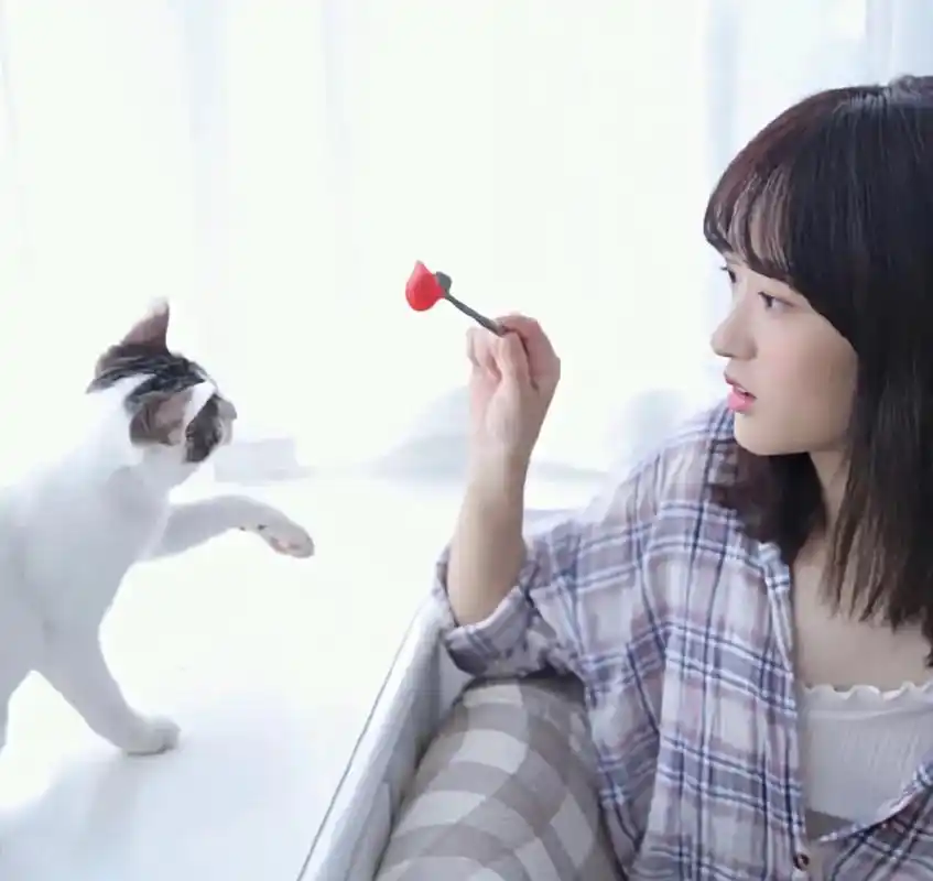 严浩翔姐姐拍摄写真,不仅清新美丽,还十分神似严浩翔