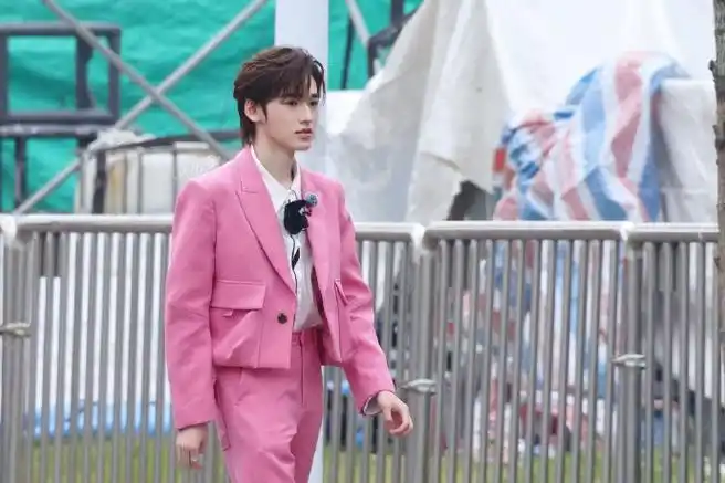 宋亚轩超话#宋亚轩声生不息#这个颜色衣服也能穿这么好看@时代少年团