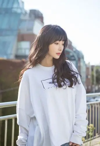 柳岩扎丸子头配空气刘海,瞬间减龄20岁!造型清纯甜美超可爱