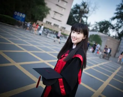 人大女神康逸琨一夜爆红 生活照曝光