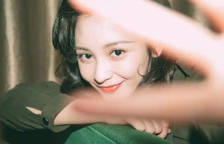 王一菲妩媚动人写真图片