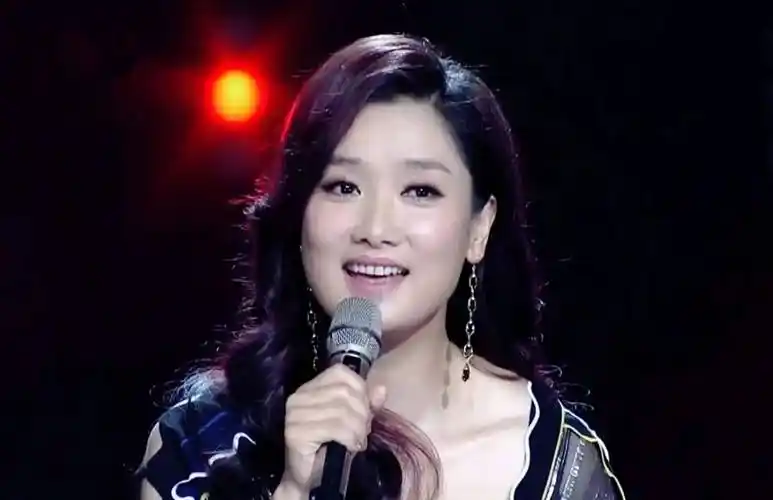 有种"整容"叫凤凰传奇,合作23年曾毅没变化,玲花却像变了个人_时候