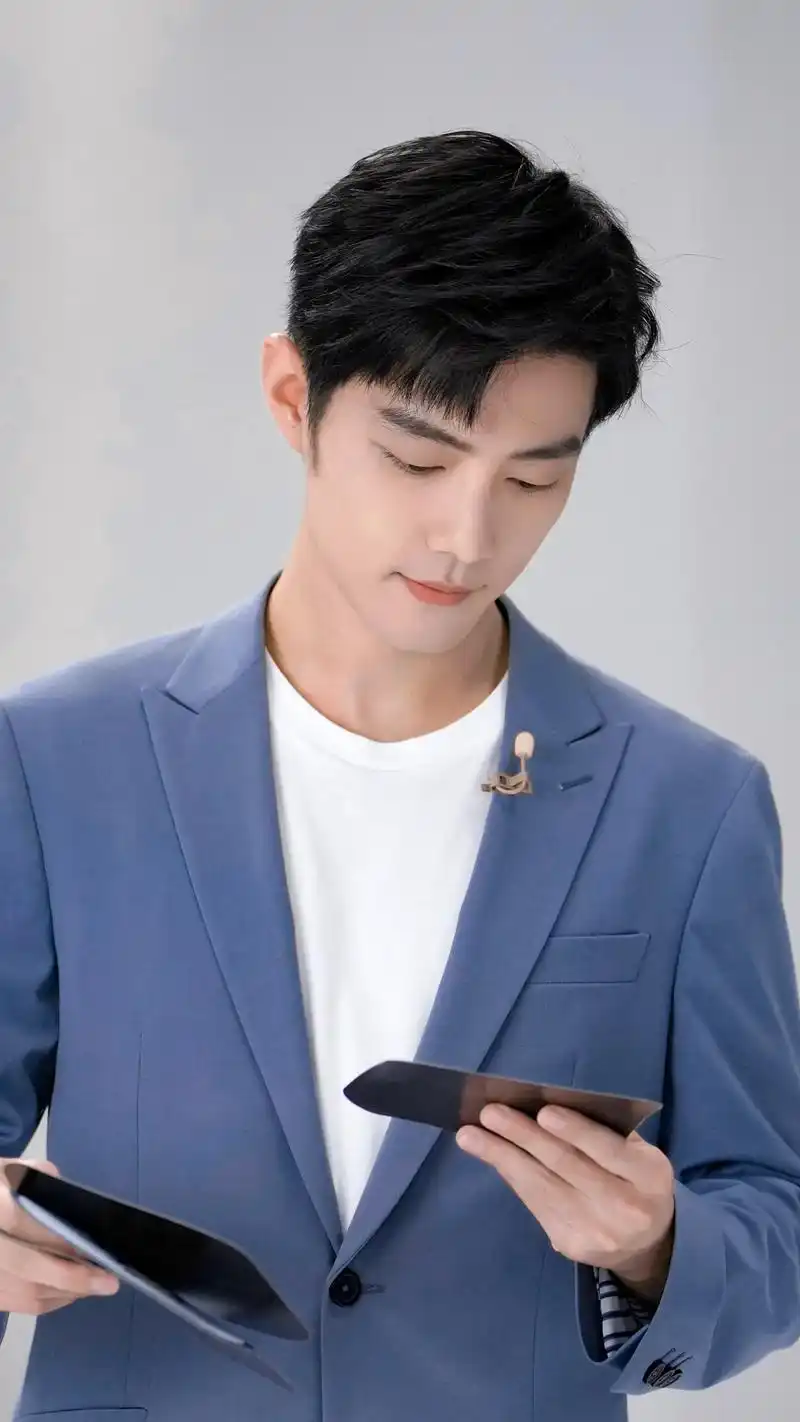 洋洋姐 是今日份的新鲜肖战啊!清新淡雅的西装配色,正式但不 - 抖音