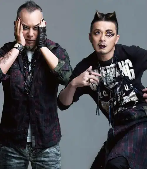 黄秋生黄耀明代言广告 哥特风格妖孽感十足