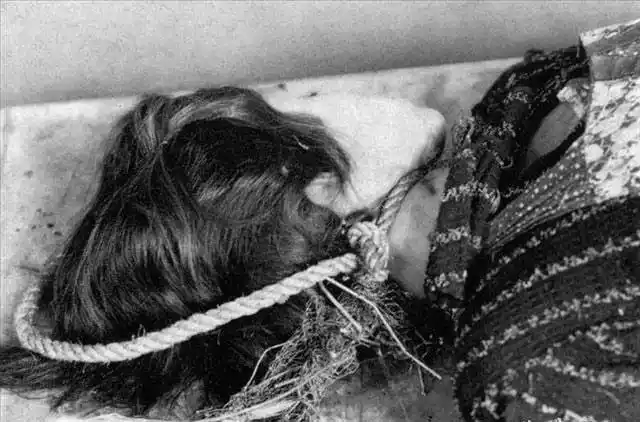 ""死者脚上只穿了袜子,上吊所用的丝袜和皮带都是全新的,从未穿戴过.