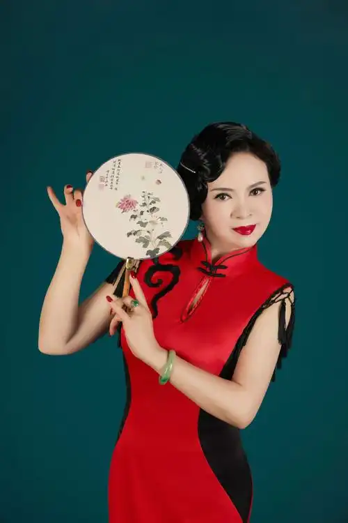 《旗袍风韵》(新女人花)摄影;茂林,出镜;粒粒. - 美篇