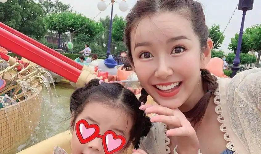 陈赫妻子张子萱风格越来越"杨颖化",正面撞脸baby,不看名字真分不清