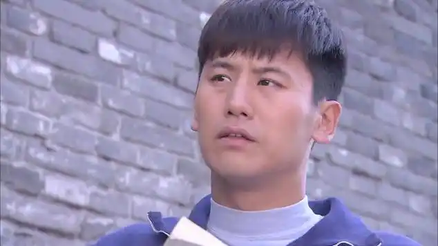 哥哥偷偷打工挣钱,不料被弟弟出卖,暴露藏书地点|家庭片|二叔(电视剧)