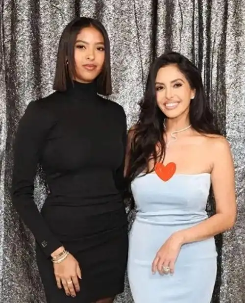 近日,科比的妻子瓦妮莎更新了她的社交媒体动态,分享了一组她和大女儿