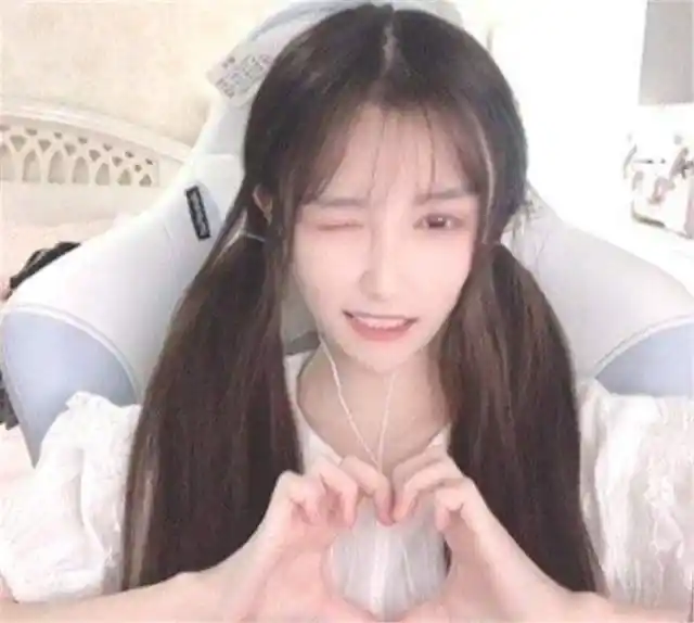 原来此次活动邀请了斗鱼人气主播若若前来主持,期间将