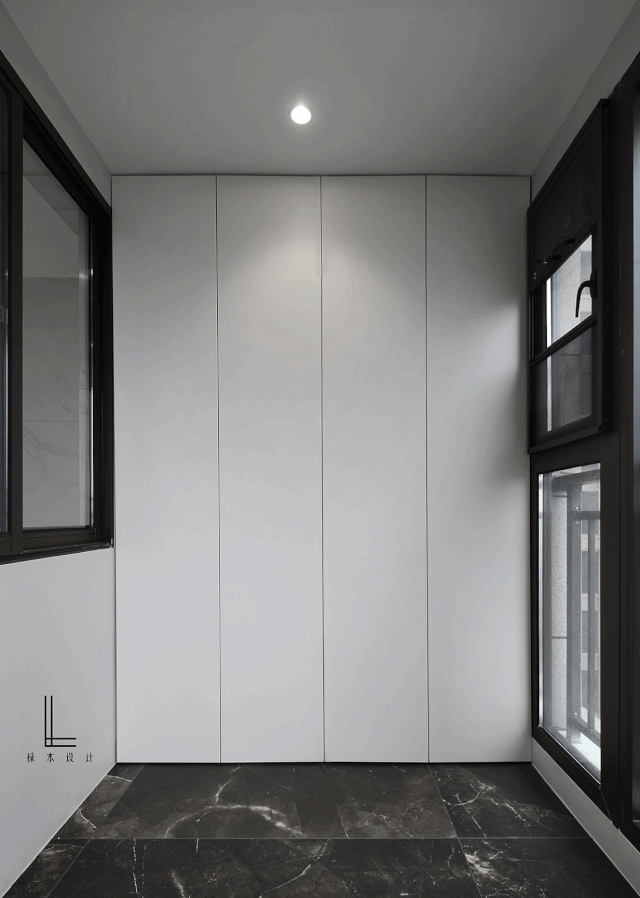 阳台的定制柜内,藏着洗衣机和烘干机,折叠柜门,可以完全打开不占空间.