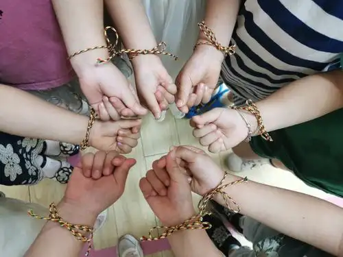 一条条五彩绳系在了小朋友们胖嘟嘟的小手上,庇护着我们三实