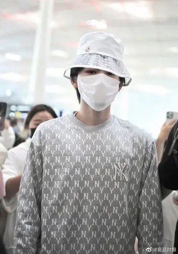 宋亚轩机场饭拍 今日look灰色休闲装白色渔夫帽