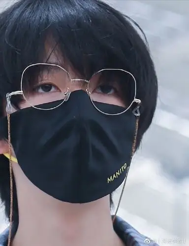 严浩翔我有两个口罩,你要不要.这个耳机包很好看.