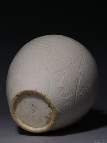 旧藏:定窑蕉叶纹罐