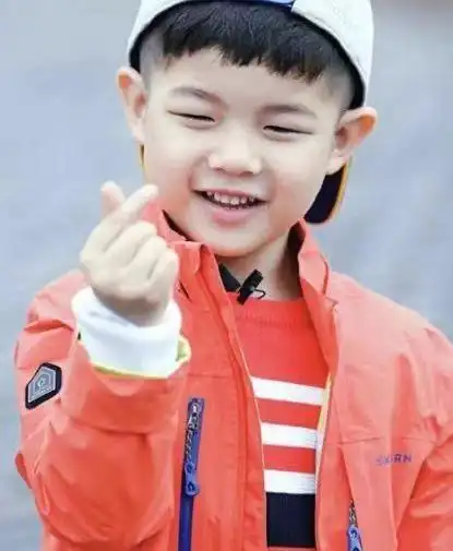 沙溢儿子安吉近照曝光身材圆润胖成彭昱畅不再是东北宋仲基