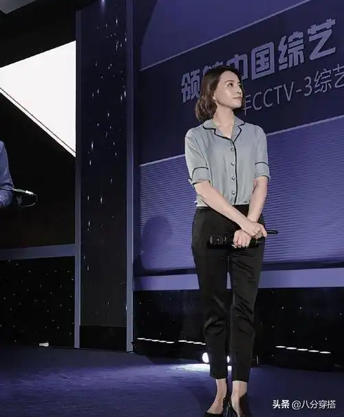 董卿私服穿搭好知性!白色连衣裙干练利落,气质端庄优雅